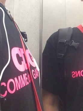 「CDG（シーディージー）のアイテム（Tシャツ/カットソー、ブラック系）」を使った、Kazutoshi  Mukainoさん（メンズ・177cm）の夏コーディネート