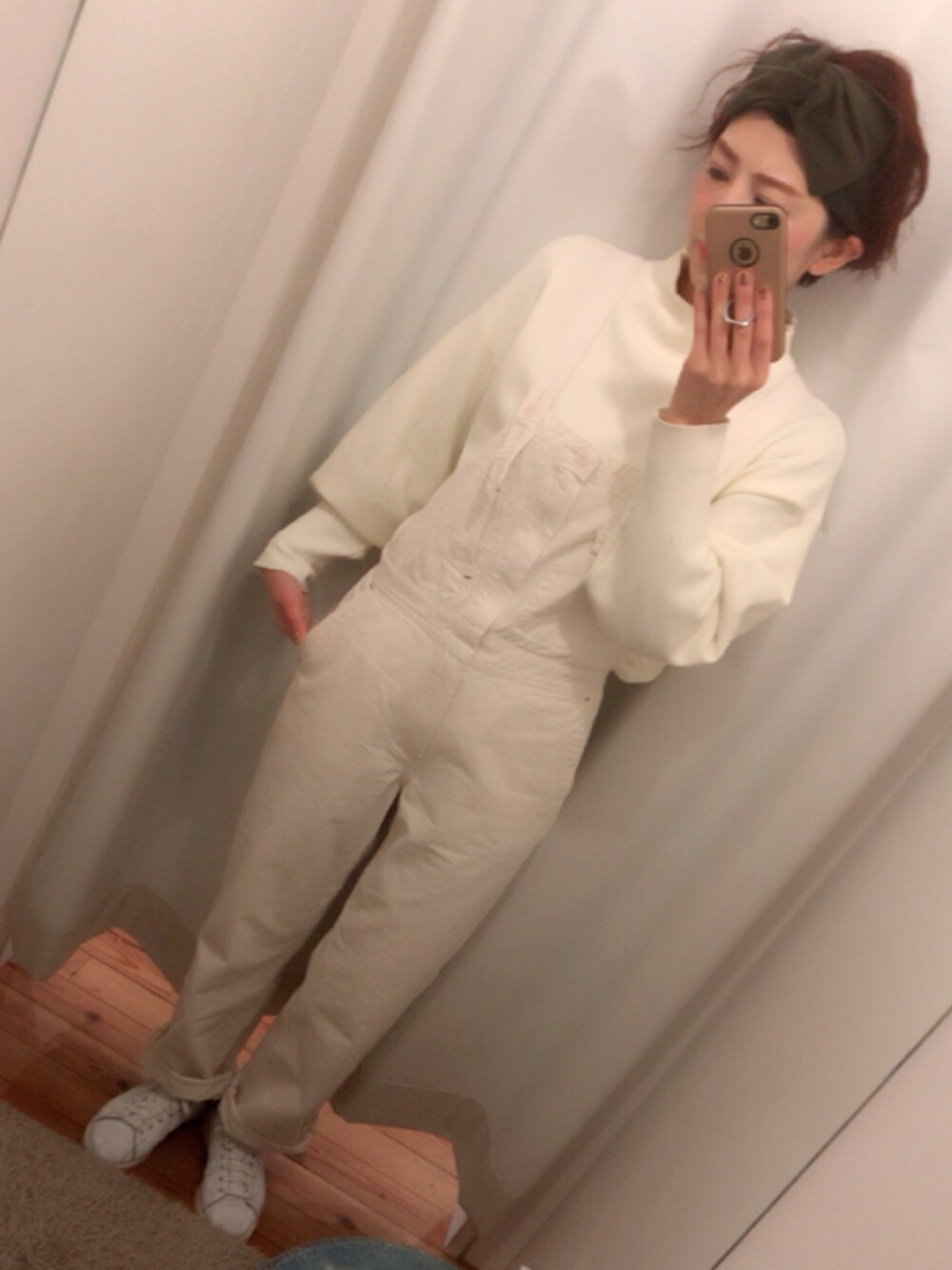 「オールホワイト、ホワイト、サロペット、オールインワン、ootd、仕事着、春コーデ、スニーカー、ヘアバンド」｜「D.M.G.のアイテム（オールインワン・サロペット、ホワイト系）」を使った、mikittyさん（レディース・159cm）の冬コーディネートの1枚目の写真