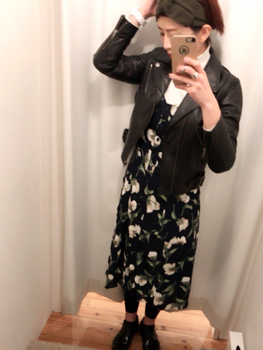 「TODAYFUL、花柄、花柄ワンピース、ドレスシューズ、ライダース、レザージャケット、ワンピース」｜「TODAYFULのフラワープリントワンピース（ワンピース、ブルー系）」を使った、mikittyさん（レディース・159cm）の冬コーディネートの1枚目の写真