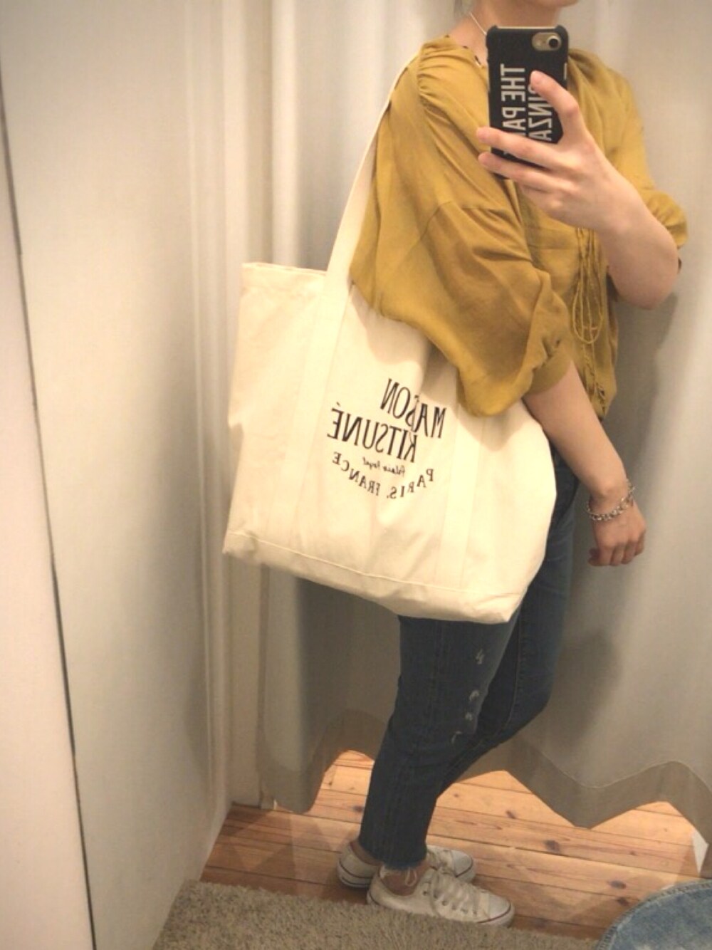 「メゾン キツネ(MAISON KITSUNE)、トートバック、outfit、イエロー、デニム、コンバース」｜「Maison KitsuneのMAISON KITSUNE PALAIS ROYAL TOTE （トートバッグ、ホワイト系）」を使った、mikittyさん（レディース・160cm）の夏コーディネートの1枚目の写真