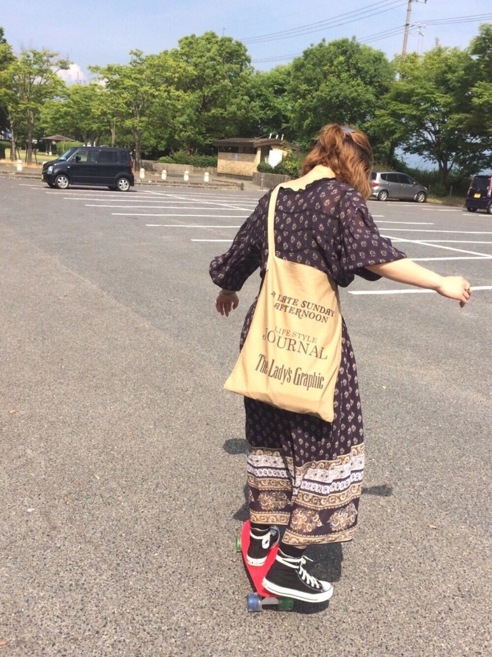 「シンプルコーデ、ワンピース、コンバース、スニーカー、penny、スケボー、柄ワンピース」｜「TODAYFULのジョーゼットパターンドレス（ワンピース、ブルー系）」を使った、mikittyさん（レディース・160cm）の夏コーディネートの1枚目の写真