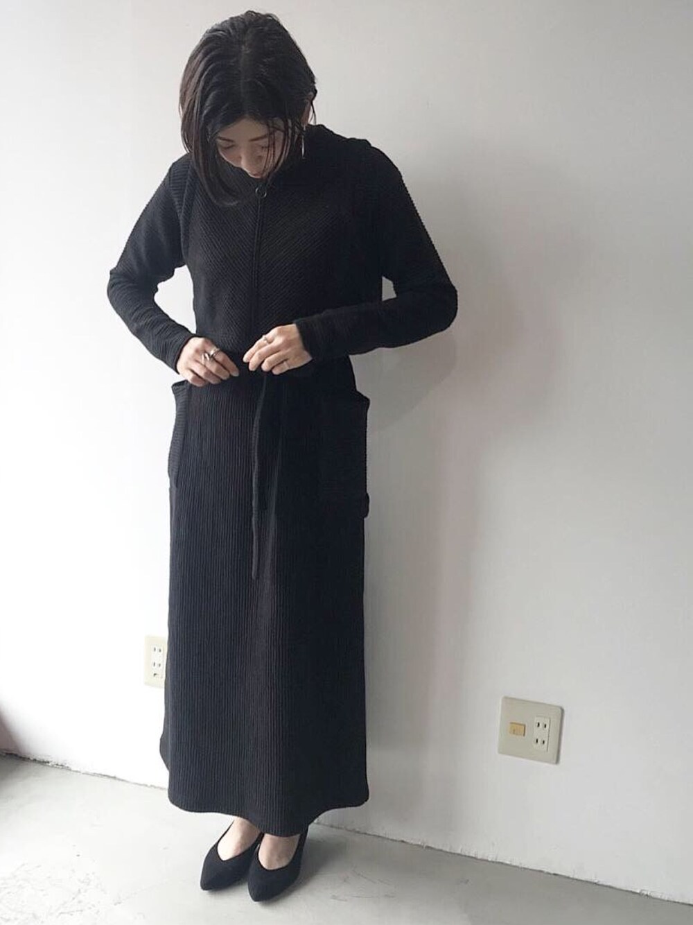 「tactac、モノトーン、ワンピース、ブラック、秋のコーデ、撮影、ootd」｜「tac:tacの【tac:tac】 RIPPLE TOP（ワンピース、ブラック系）」を使った、mikittyさん（レディース・160cm）の秋コーディネートの1枚目の写真