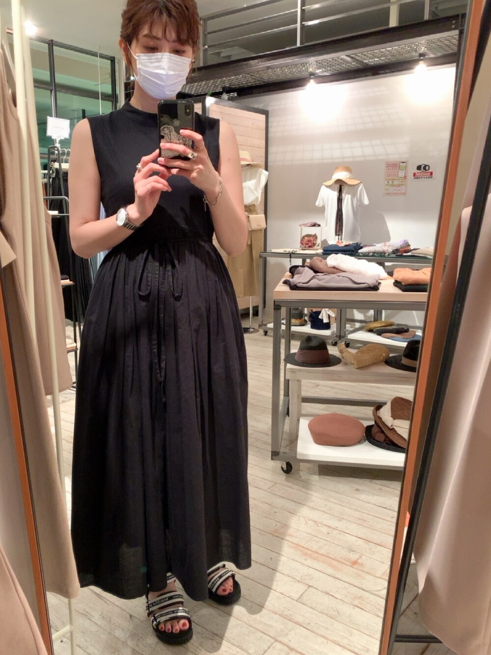 「今日のコーデ、ワンピース、モノトーン、ブラック、beautiful people、サンダル、スポーツサンダル、シンプル、シンプルコーデ、ootd」｜「LAGUNAMOONのメイデンノースリワンピース（ワンピース、ブラック系）」を使った、mikittyさん（レディース・160cm）の夏コーディネートの1枚目の写真