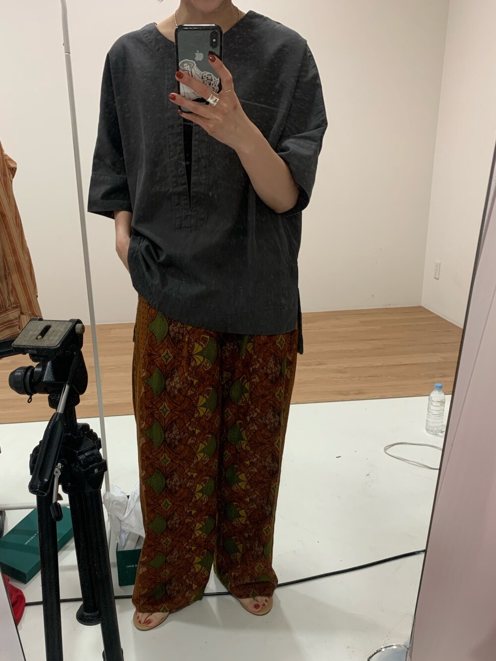 「シンプルコーデ、柄パンツ、ゆるコーデ、ラクチンコーデ、カジュアルコーデ、シンプル、ワイドパンツ、outfit、大人カジュアル」｜「TODAYFULのコットンピケブラウス（シャツ/ブラウス、グレー系）」を使った、mikittyさん（レディース・160cm）の夏コーディネートの1枚目の写真