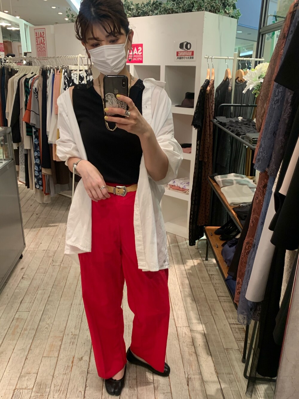 「赤、赤パンツ、ゆるコーデ、カジュアルコーデ、シンプルコーデ、シンプル、ビッグシルエット、抜き襟、足袋バレエ、パンツスタイル」｜「TOGA PULLAのTOGA PULLA レザーナイロンベルト（ベルト、ベージュ系）」を使った、mikittyさん（レディース・160cm）の夏コーディネートの1枚目の写真
