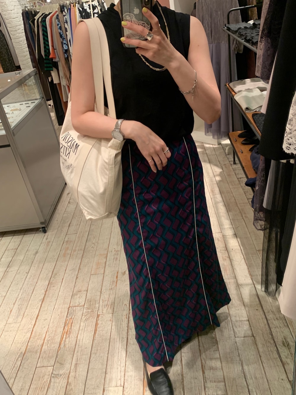「夏コーデ、大人カジュアル、シンプル、シンプルコーデ、スカート、ロングスカート、柄物、ノースリーブ、カジュアル」｜「TODAYFULのジオメトリックパイピングスカート（スカート、ブルー系）」を使った、mikittyさん（レディース・160cm）の夏コーディネートの1枚目の写真