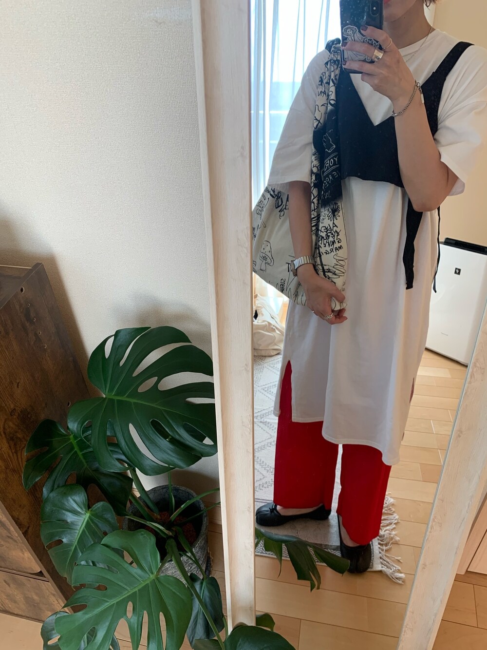 「赤パンツ、赤、マルジェラ、足袋バレエ、モード、夏コーデ、オトナカジュアル、ビスチェ、シンプル、シンプルコーデ」｜「TODAYFULのワッシャーシームレスパンツ（その他パンツ、レッド系）」を使った、mikittyさん（レディース・160cm）の夏コーディネートの1枚目の写真