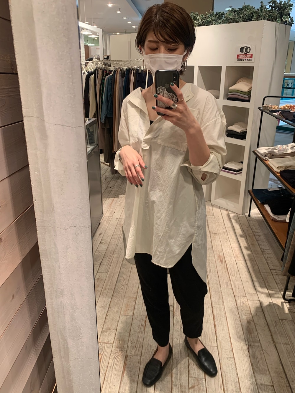 「秋のコーデ、シャツスタイル、モード、スラックス、秋服、モノトーン、ootd、シンプル、シンプルコーデ、オトナカジュアル」｜「DOLLY SEANのアイテム（シャツ/ブラウス、ホワイト系）」を使った、mikittyさん（レディース・160cm）の秋コーディネートの1枚目の写真