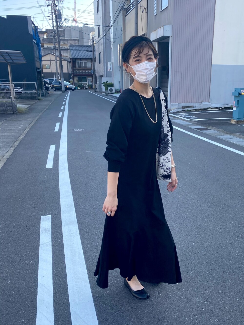 「秋コーデ、大人カジュアル、シンプル、シンプルコーデ、オールブラック、モノトーン、ワンピース、ootd、大人コーデ」｜「yukichi.の【yukichi.】 back less mermaid one-piece（ワンピース、ブラック系）」を使った、mikittyさん（レディース・160cm）の秋コーディネートの1枚目の写真