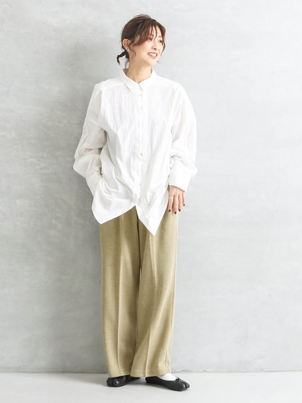 「大人カジュアル、シンプルコーデ、シャツスタイル、白シャツ、スウェット、秋コーデ、シンプル、ootd、カジュアル」｜「TODAYFULのドルマンフックシャツ（シャツ/ブラウス、ホワイト系）」を使った、mikittyさん（レディース・160cm）の秋コーディネートの1枚目の写真