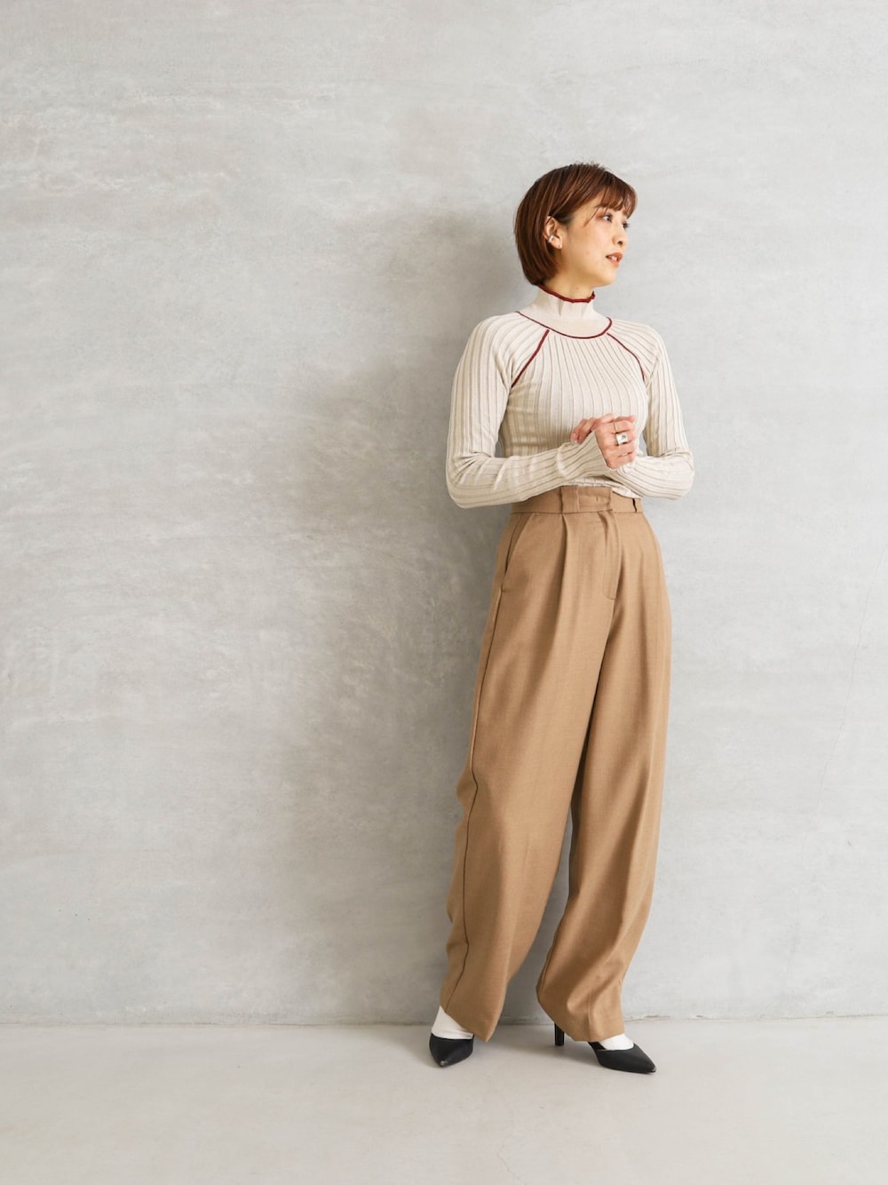 「大人カジュアル、リブニット、スラックス、シンプル、大人女子、きれいめカジュアル、シンプルコーデ、オトナカジュアル、ootd、パンツスタイル」｜「TODAYFULのラグランストライプニット（ニット/セーター、ベージュ系）」を使った、mikittyさん（レディース・160cm）の冬コーディネートの1枚目の写真