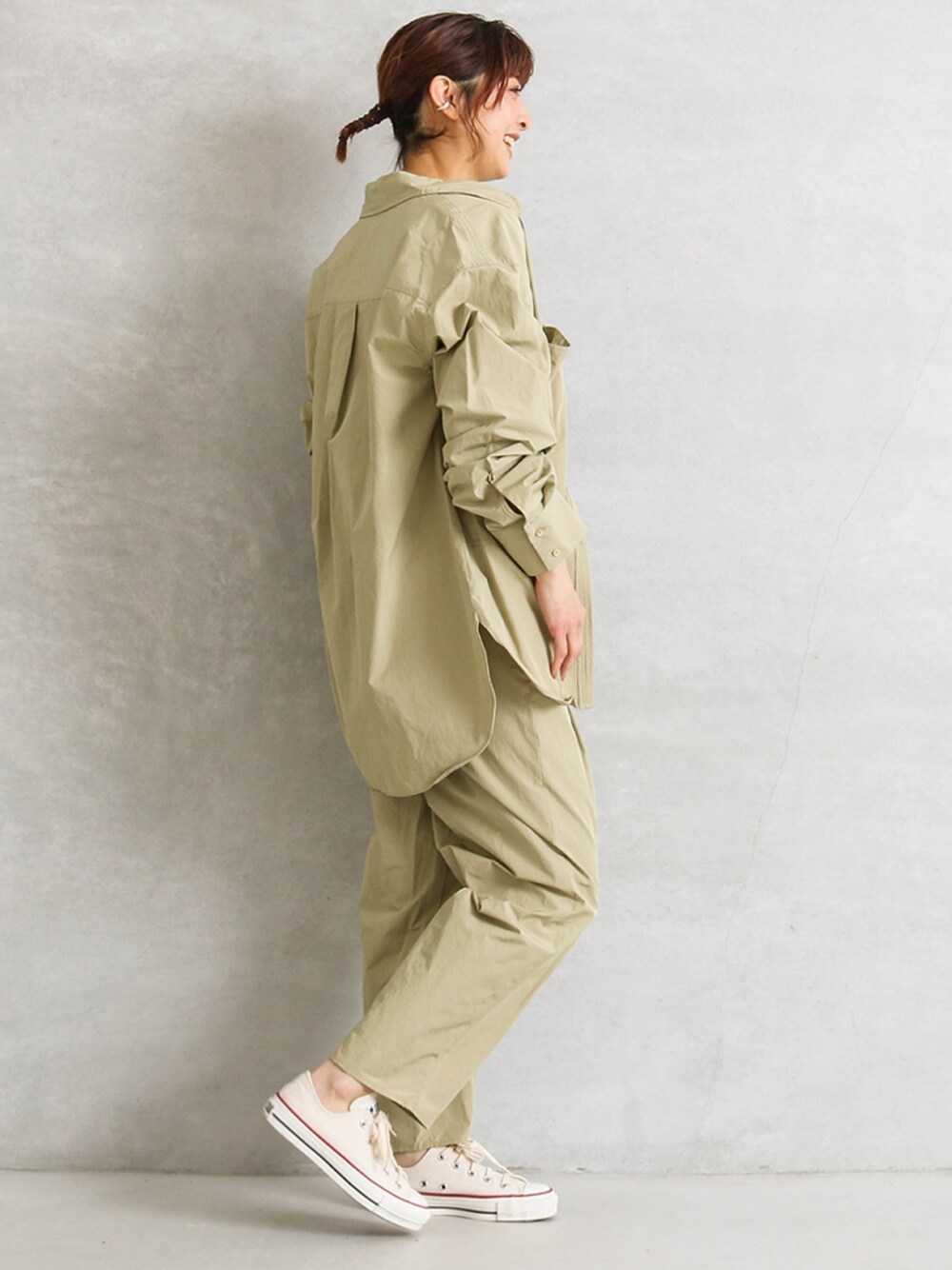 「シャツスタイル、セットアップ、カジュアルコーデ、シンプル、シンプルコーデ、ゆるコーデ、くすみカラー、ootd、春コーデ」｜「TODAYFULのTODAYFUL(トゥデイフル) "Taffeta Pocket Shirts"タフタポケットシャツ/12110410（シャツ/ブラウス、グリーン系）」を使った、mikittyさん（レディース・160cm）の冬コーディネートの1枚目の写真
