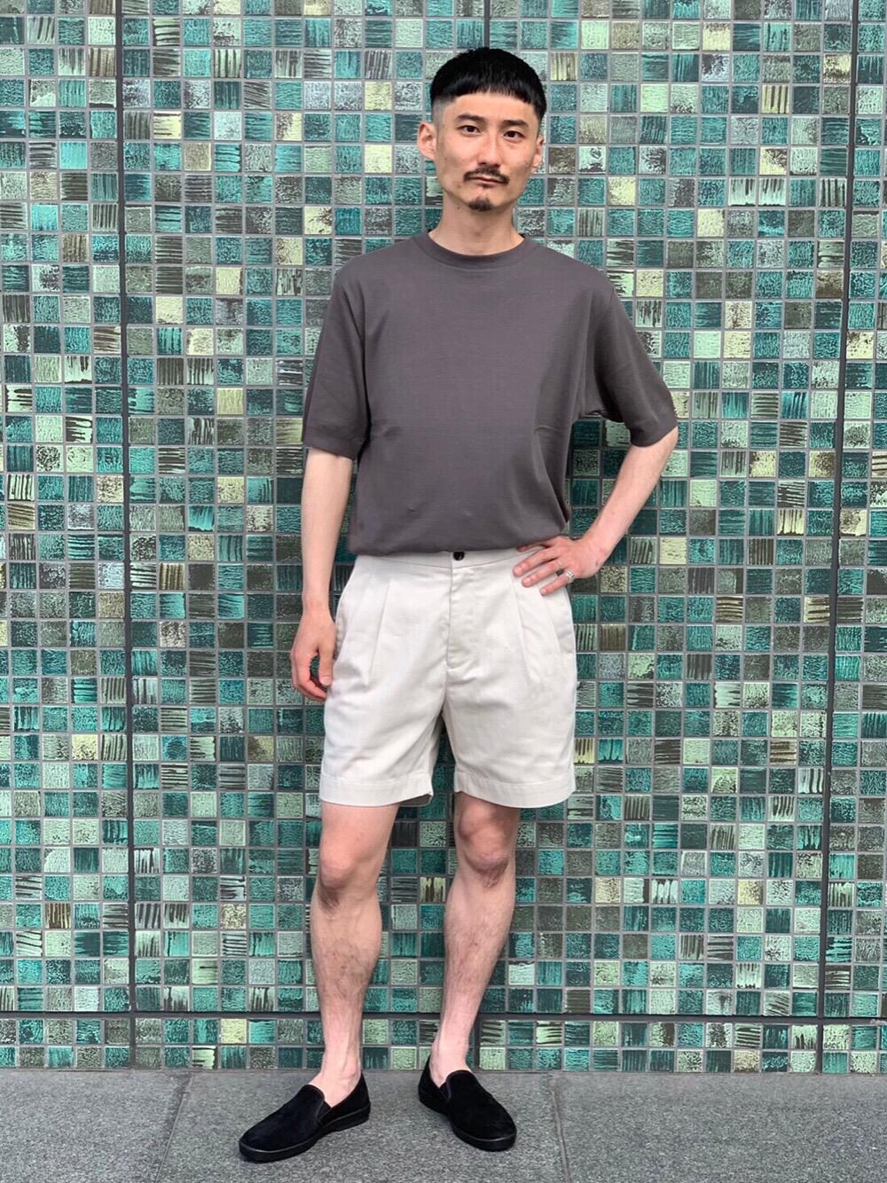 ブラック系のスリッポン、グレー系のニット/セーター、ベージュ系のその他パンツを着用したメンズの夏コーディネートの1枚目の写真