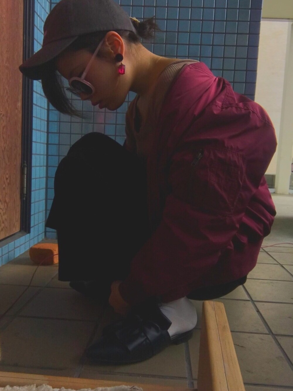 レッド系のMA-1、ブラウン系のTシャツ/カットソー、ブラック系のその他パンツを着用したレディースの秋コーディネートの1枚目の写真