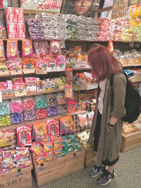 「sneakers」｜「アイテム（その他アウター）」を使った、Maggie Lintimyiさん（レディース・163cm）の冬コーディネート
