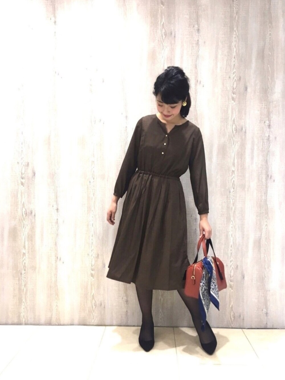 「ワンピース、仕事着、デート、テチチ(Te chichi)、キレイめ、パンプス、パンプス 黒、ミニボストン、テチチクラシック、クラシック」｜「Te chichiのフィブリル加工ウエスト切替ＯＰ（ワンピース、ブラウン系）」を使った、yumi.techichiさん（レディース・163cm）の秋コーディネートの1枚目の写真