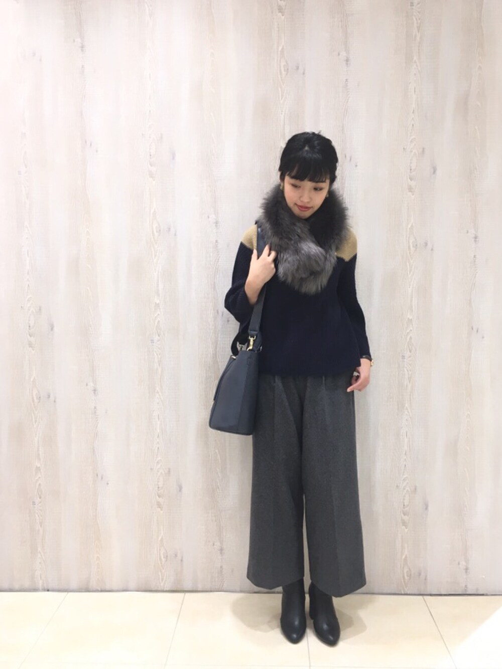 「ニット、パンツ、ネイビー、グレー、テチチ(Te chichi)、Te chichi CLASSIC、ファー小物、ティペット、仕事」｜「Te chichiのファーティペット（マフラー、グレー系）」を使った、yumi.techichiさん（レディース・163cm）の秋コーディネートの1枚目の写真