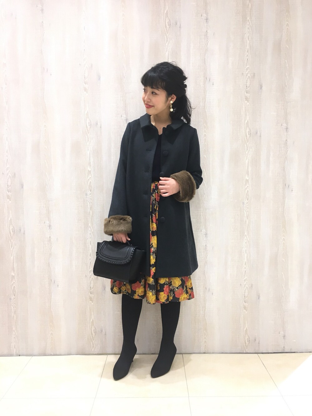 「コート、ファー、グリーン、スカート、バラ柄、ブラック、ニット、アウター、テチチ(Te chichi)、Te chichi CLASSIC」｜「Te chichi CLASSICの袖口ファーくるみ釦コート（その他アウター、グリーン系）」を使った、yumi.techichiさん（レディース・163cm）の秋コーディネートの1枚目の写真
