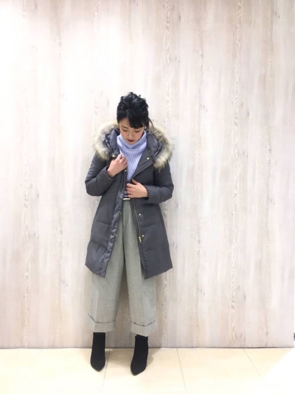 「ダウンコート、パンツスタイル、ニット、ｻｯｸｽ、グレー、ファー、テチチ(Te chichi)」｜「Te chichiのファーフード　ロングダウンコート（ダウンジャケット/コート、グレー系）」を使った、yumi.techichiさん（レディース・163cm）の冬コーディネートの1枚目の写真