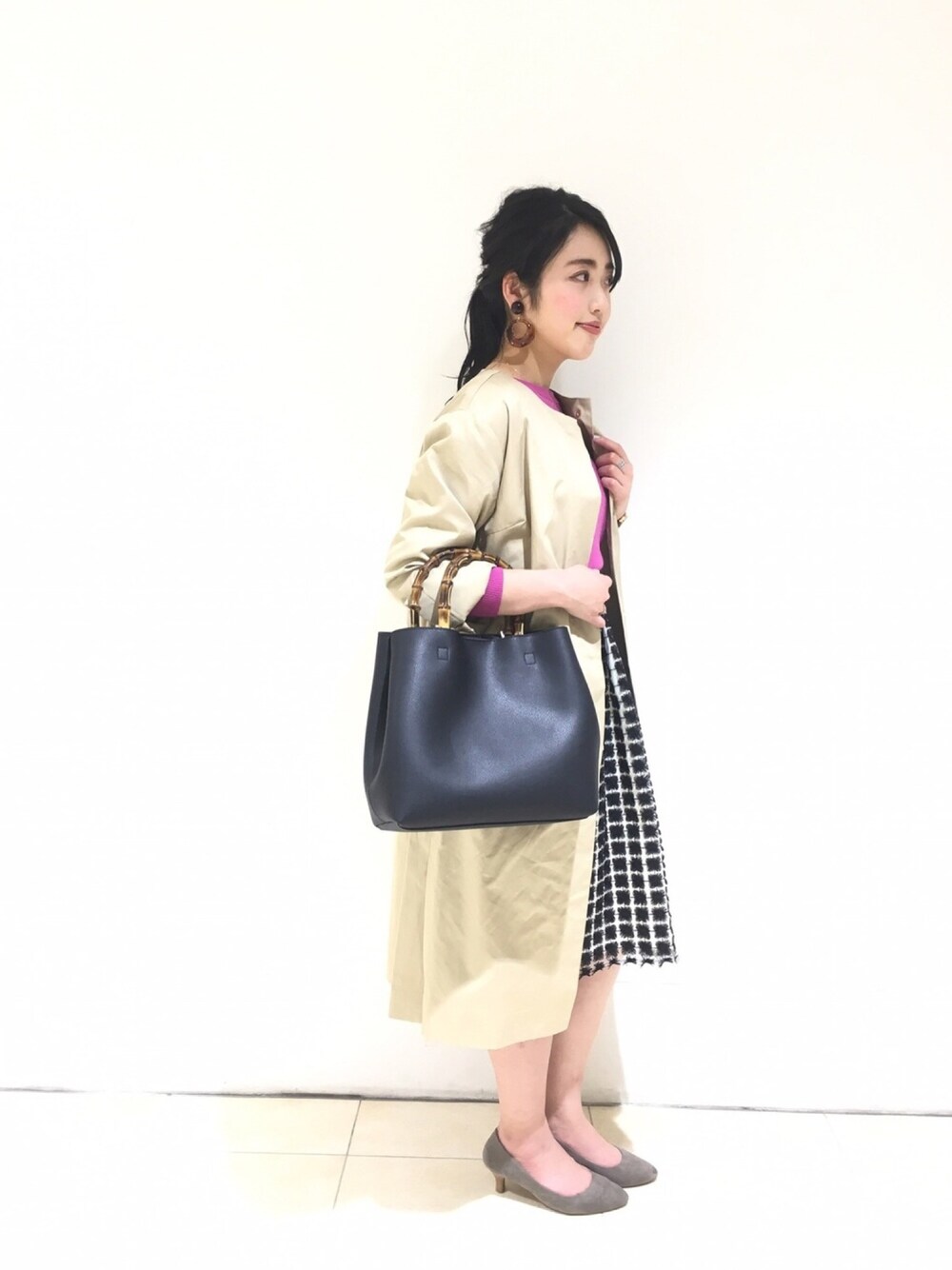 「ニット、パープル、スカート、刺繍、ブラック、ノーカラーコート、スプリングコート、はるコーデ、テチチ(Te chichi)、Te chichi CLASSIC」｜「Te chichiのﾊﾞﾝﾌﾞｰﾊﾝﾄﾞﾙﾄｰﾄ（トートバッグ、ブラック系）」を使った、yumi.techichiさん（レディース・163cm）の冬コーディネートの1枚目の写真