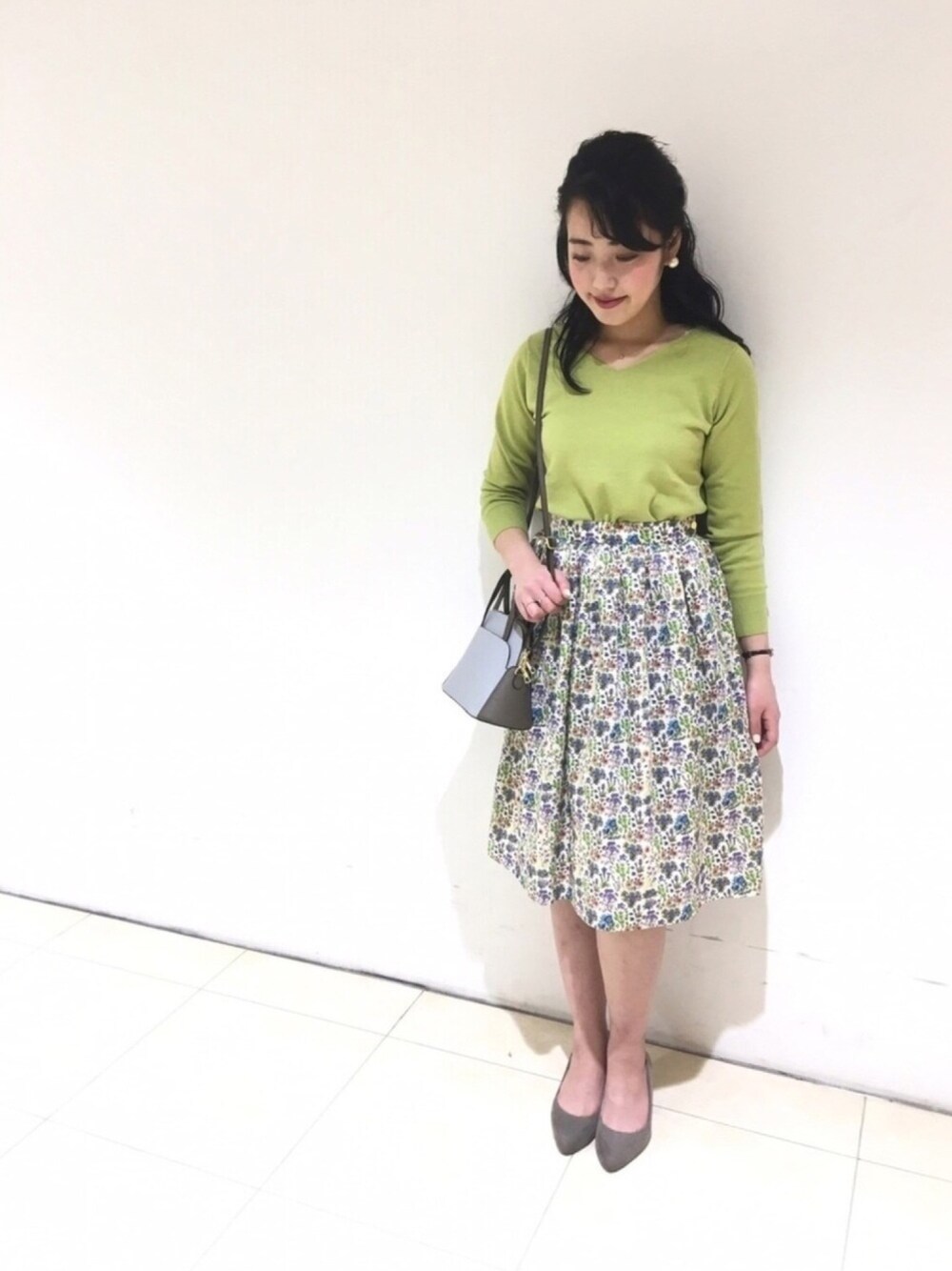 「スカート、リバティ、ニット、黄緑、グリーン、ハナガラ、花柄、仕事着、Te chichi」｜「Te chichiのアイテム（スカート、グリーン系）」を使った、yumi.techichiさん（レディース・163cm）の春コーディネートの1枚目の写真