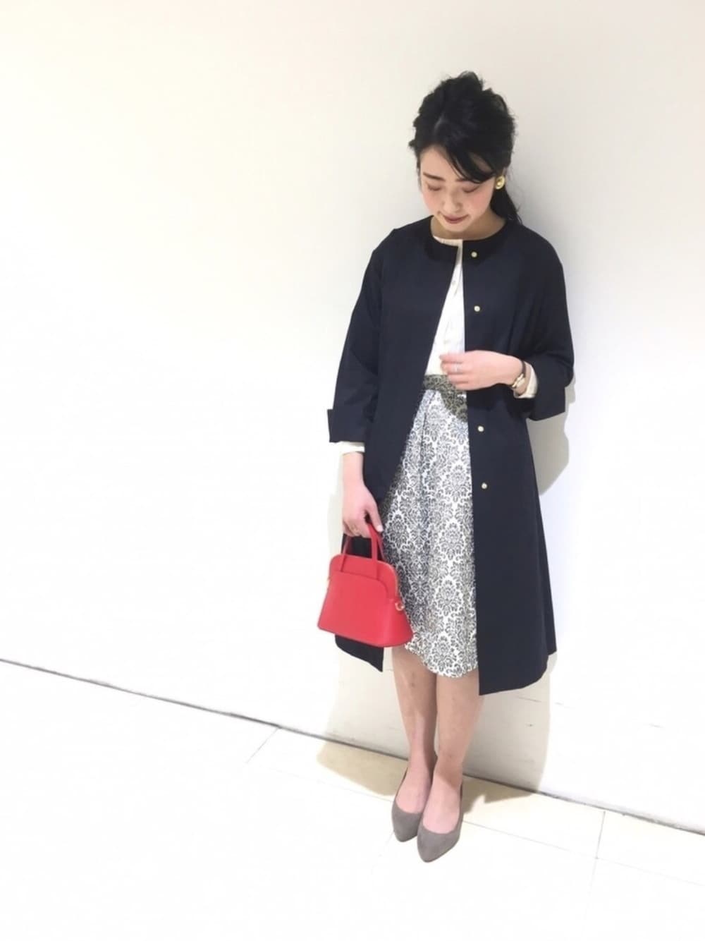 「赤、ブルー、ジャガード柄、スカート、刺繍、ブラウス、ノーカラーコート、はるコーデ、テチチ(Te chichi)、仕事」｜「Te chichi CLASSICのアイテム（ジャケット/アウター、ブラック系）」を使った、yumi.techichiさん（レディース・163cm）の冬コーディネートの1枚目の写真