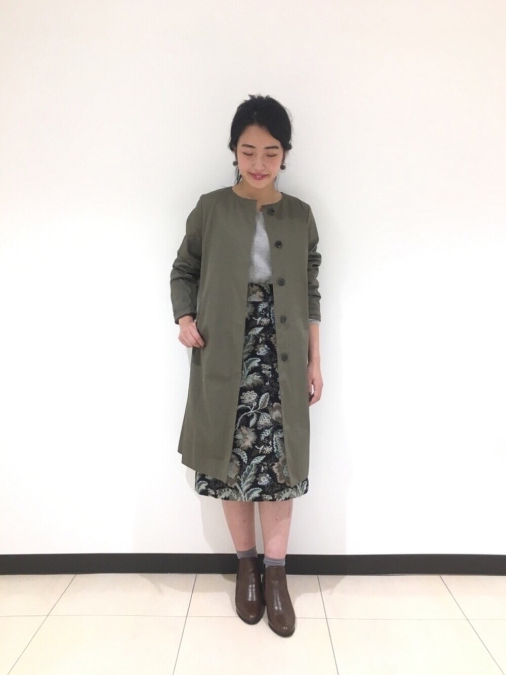 「スカート、ジャガード、ニット、花柄、ノーカラーコート、カーキ、テチチ(Te chichi)、Te chichi CLASSIC、仕事、ショートブーツ」｜「Te chichi CLASSICのフラワーラメジャガードスカート（スカート、ブラック系）」を使った、yumi.techichiさん（レディース・163cm）の秋コーディネートの1枚目の写真