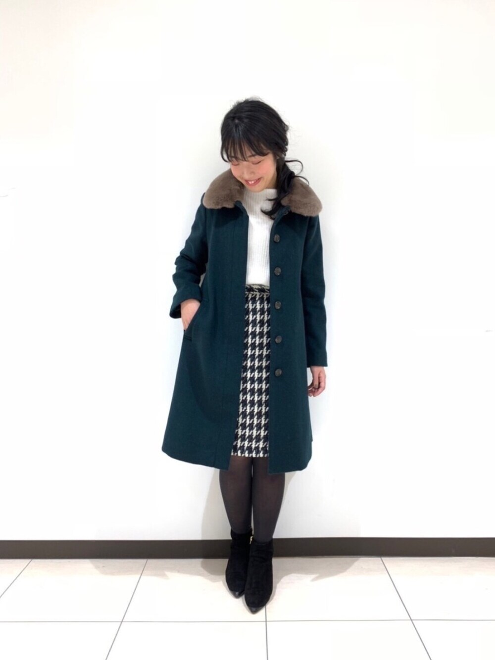 「ニット、アウター、台形ｽｶｰﾄ、コート、ファー、グリーン、千鳥格子、テチチ(Te chichi)、Te chichi CLASSIC」｜「Te chichi CLASSICのポインテッドキトゥンブーツ（ブーツ、ブラック系）」を使った、yumi.techichiさん（レディース・163cm）の冬コーディネートの1枚目の写真