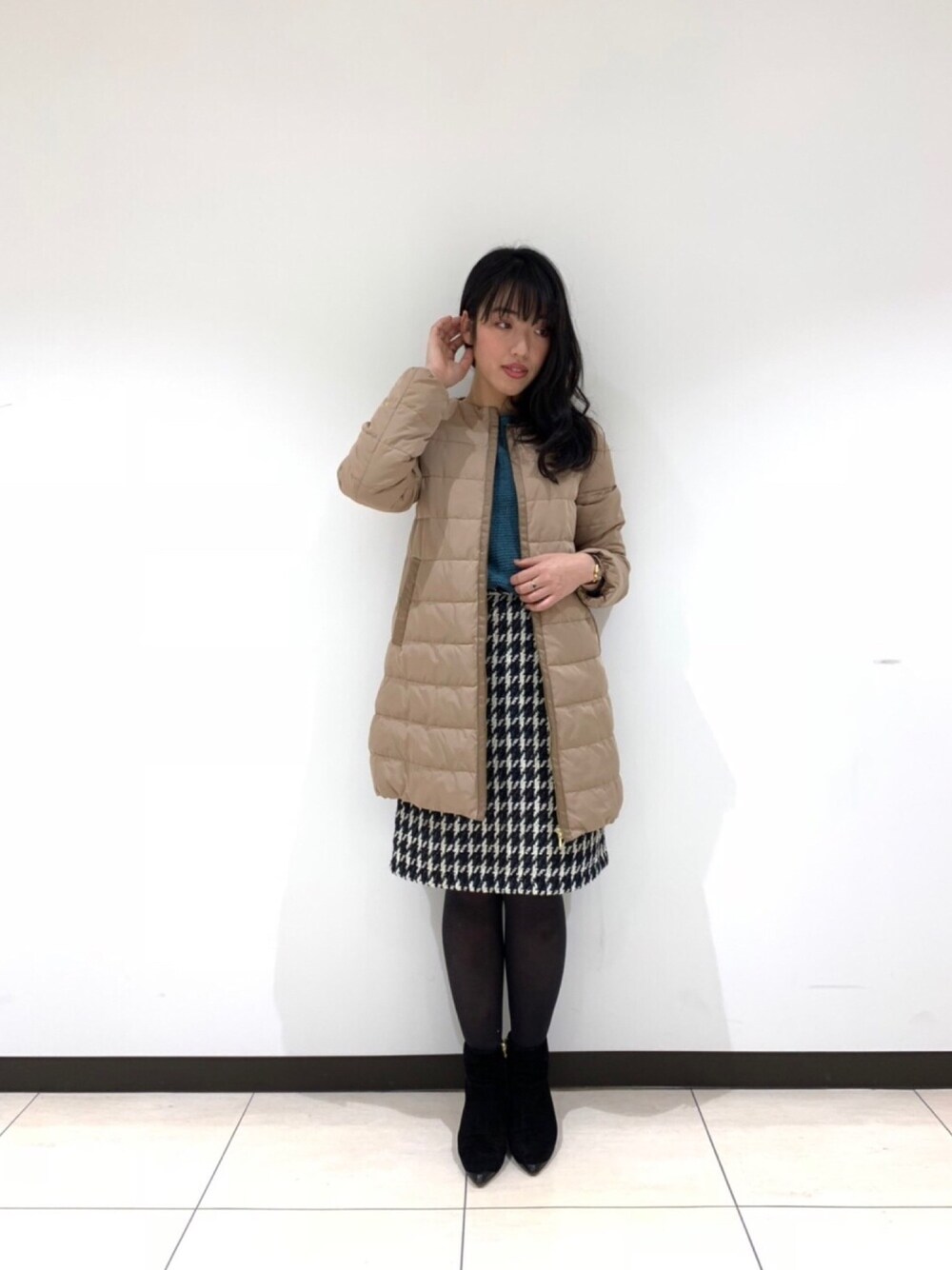 「ニット、千鳥格子、ダウン、コート、ベージュ、グリーン、テチチ(Te chichi)、Te chichi CLASSIC」｜「Te chichi CLASSICのポインテッドキトゥンブーツ（ブーツ、ブラック系）」を使った、yumi.techichiさん（レディース・163cm）の冬コーディネートの1枚目の写真
