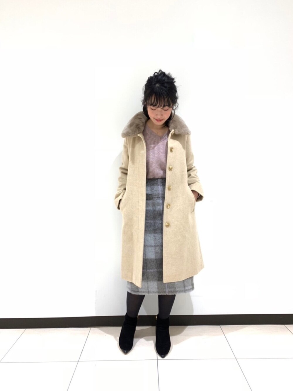 「アウター、チェック、ニット、スカート、グレー、ベージュ、ファー、Te chichi、Te chichi CLASSIC」｜「Te chichiのイタリーシャギーチェックスカート（スカート、グレー系）」を使った、yumi.techichiさん（レディース・163cm）の冬コーディネートの1枚目の写真