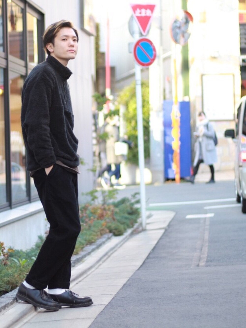 ブラック系のTシャツ/カットソー、ブラック系のその他パンツ、ブラウン系のTシャツ/カットソーを着用したメンズの冬コーディネートの1枚目の写真