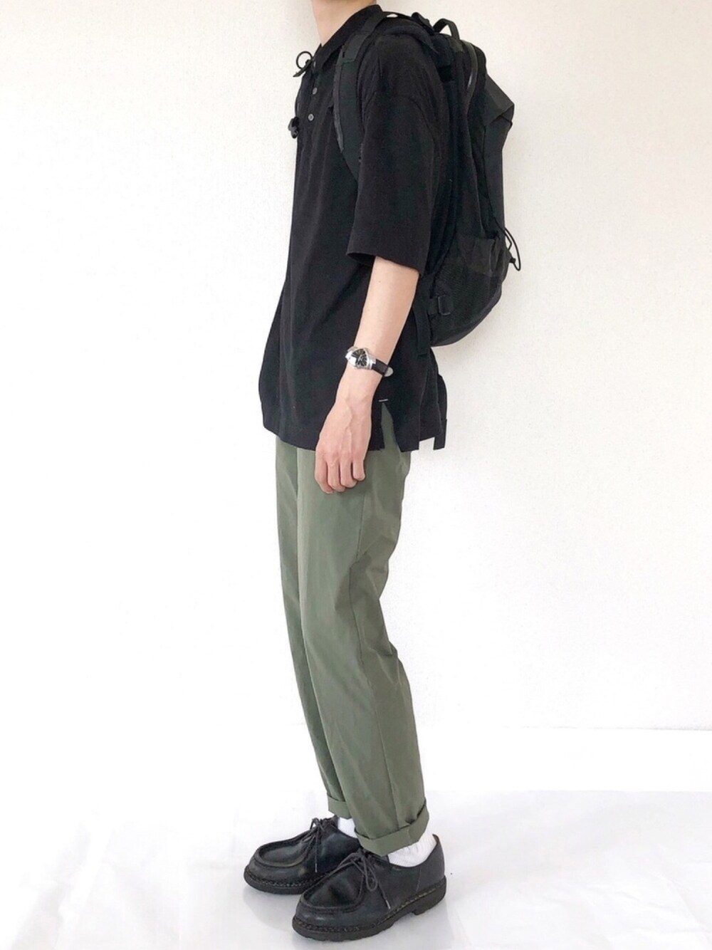 ブラック系のTシャツ/カットソー、ブラック系のバックパック/リュック、グリーン系のその他パンツを着用したメンズの夏コーディネートの1枚目の写真