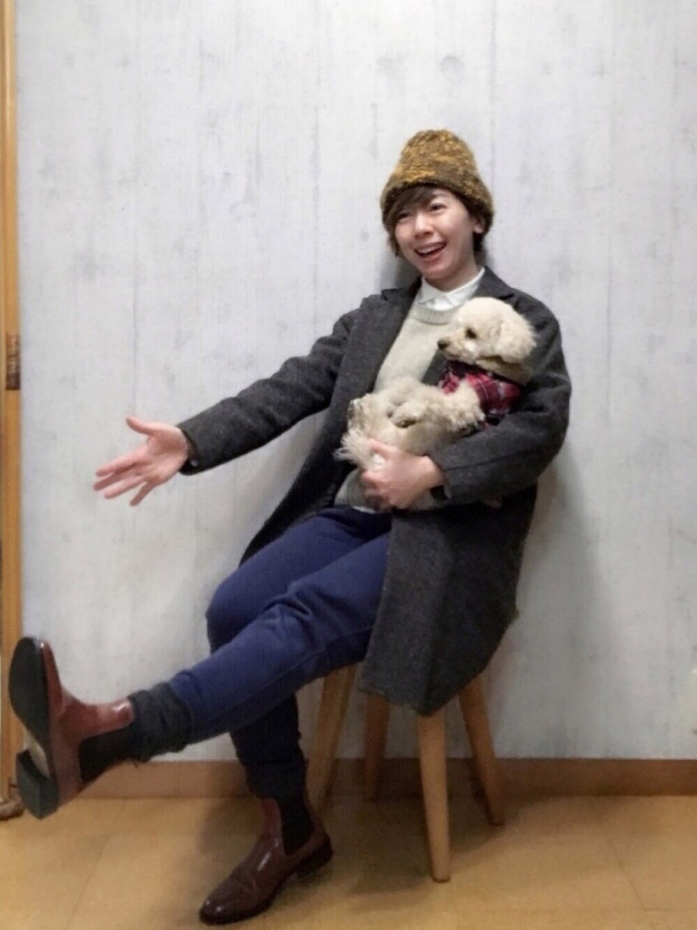 その他のスウェット、ブラウン系のチェスターコート、ブルー系のその他パンツを着用したレディースの冬コーディネートの1枚目の写真