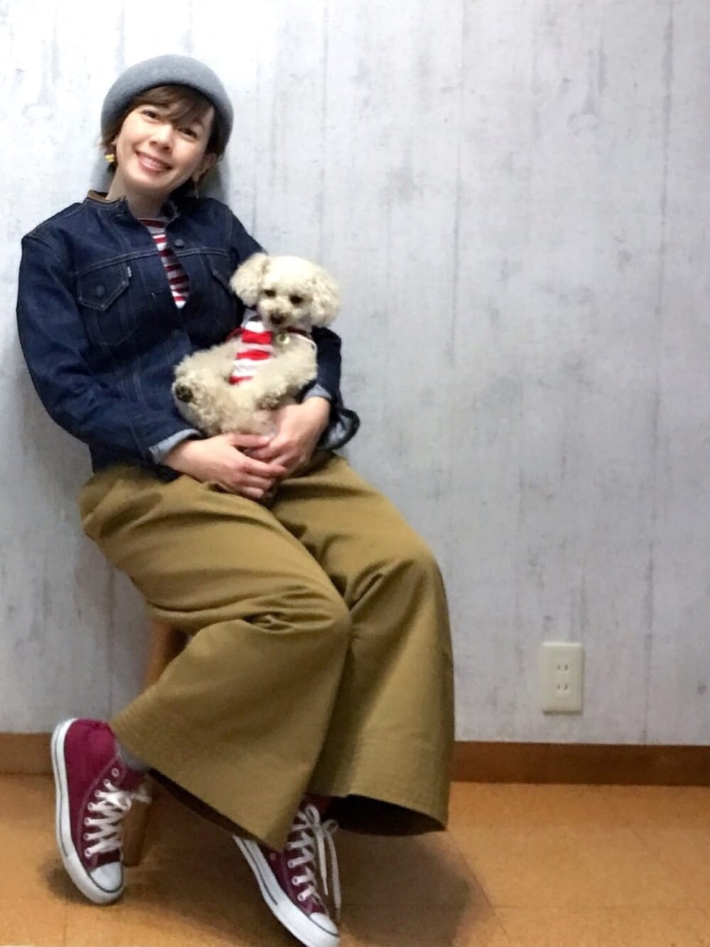 ベージュ系のその他パンツ、レッド系のスニーカー、ブルー系のデニムジャケットを着用したレディースの冬コーディネートの1枚目の写真