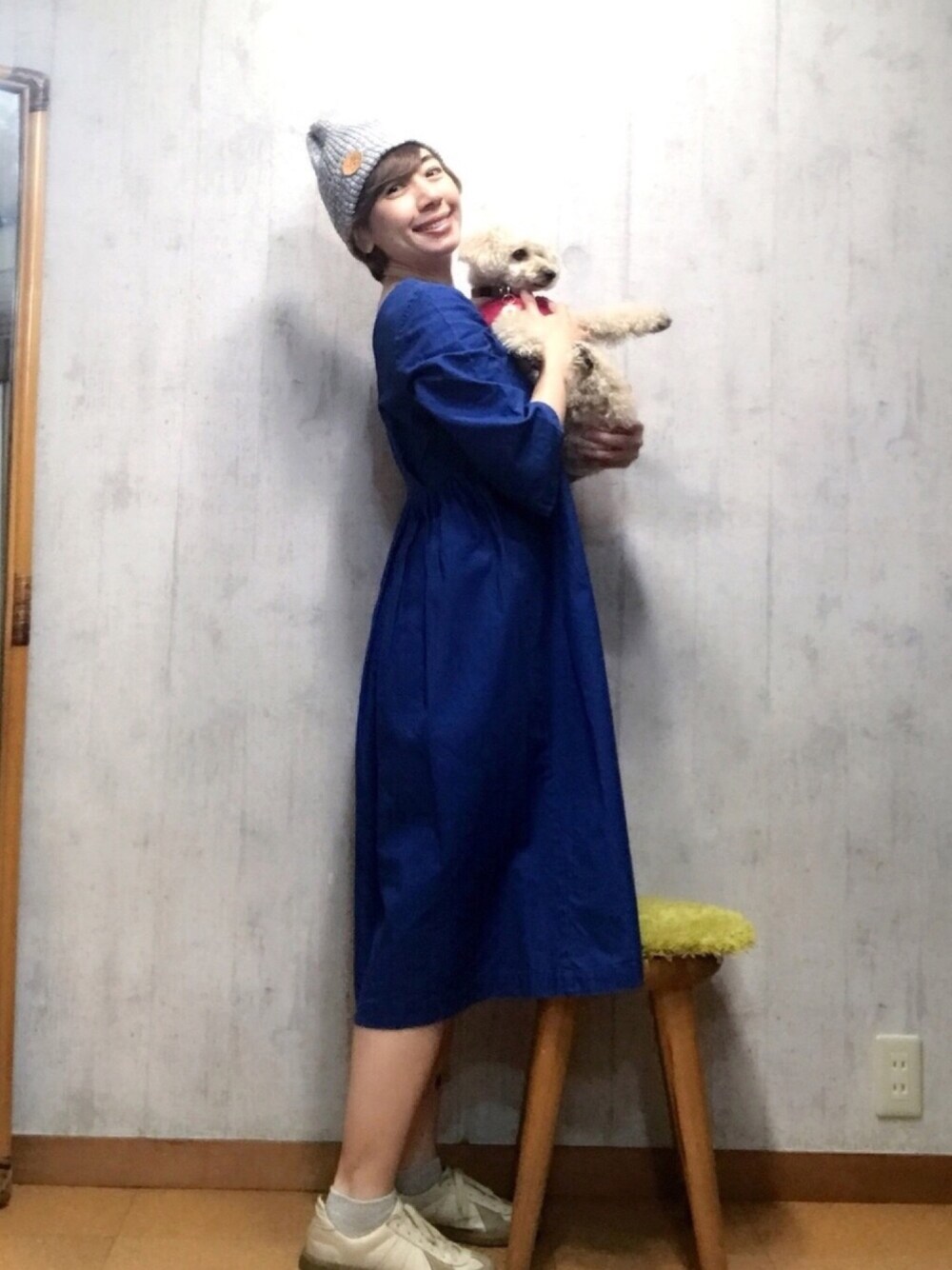 ブルー系のワンピース、ホワイト系のスニーカー、ピンク系のワンピースを着用したレディースの春コーディネートの1枚目の写真