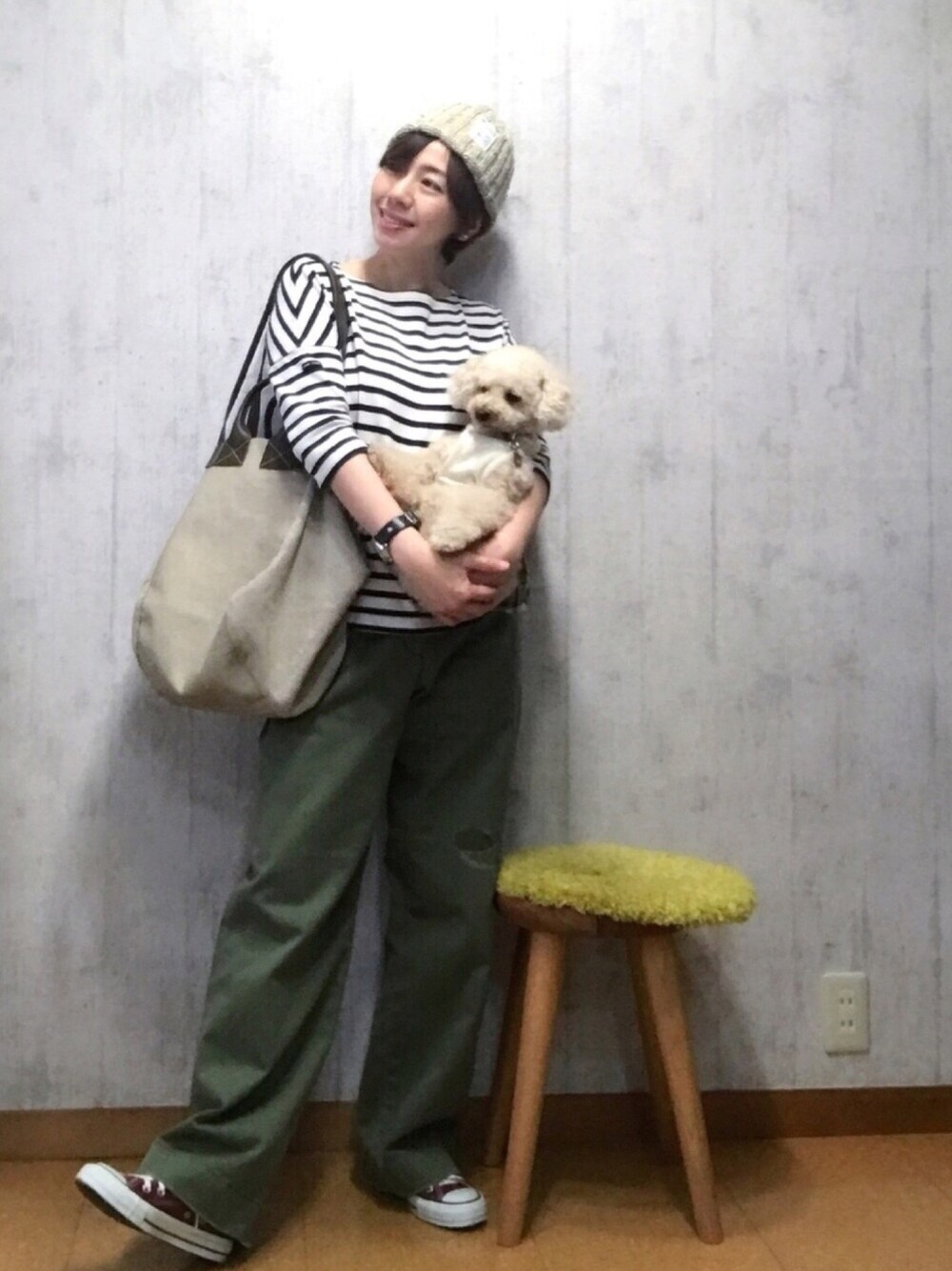 グリーン系のその他パンツ、レッド系のスニーカー、ブルー系のTシャツ/カットソーを着用したレディースの春コーディネートの1枚目の写真