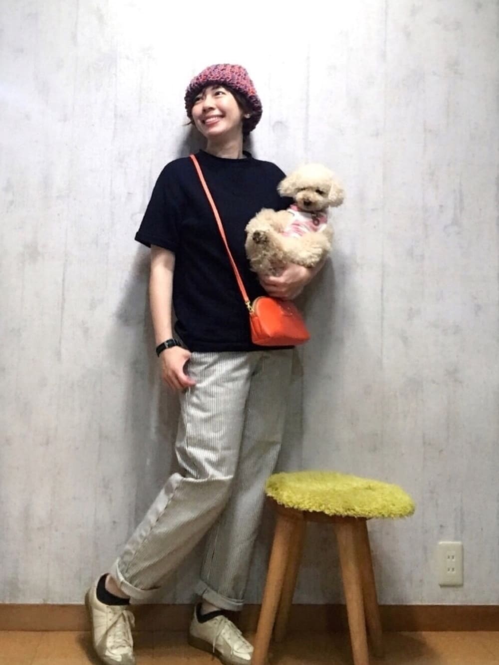 ホワイト系のその他パンツ、ホワイト系のスニーカー、ブルー系のスウェットを着用したレディースの夏コーディネートの1枚目の写真