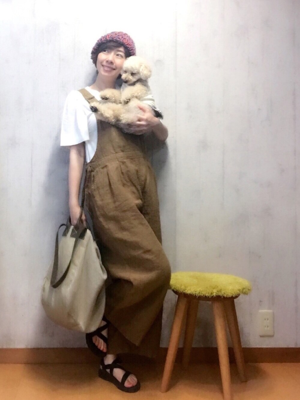 ブラック系のサンダル、ベージュ系のハンドバッグ、ホワイト系のTシャツ/カットソーを着用したレディースの夏コーディネートの1枚目の写真