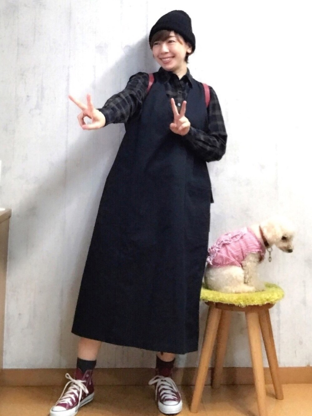 レッド系のバックパック/リュック、レッド系のスニーカー、グリーン系のシャツ/ブラウスを着用したレディースの秋コーディネートの1枚目の写真