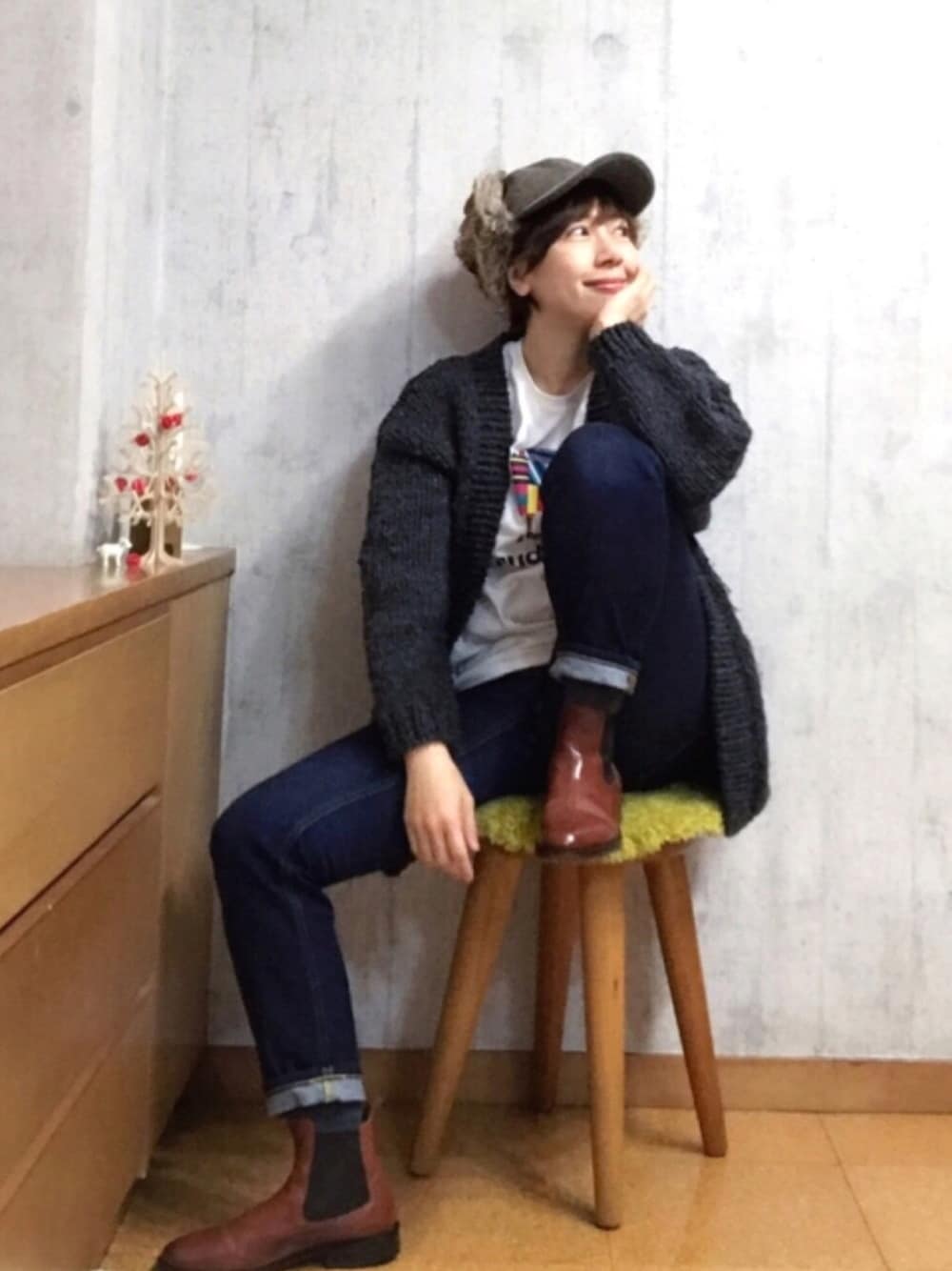 ブルー系のデニムパンツ、ブラウン系のブーツ、ホワイト系のTシャツ/カットソーを着用したレディースの冬コーディネートの1枚目の写真