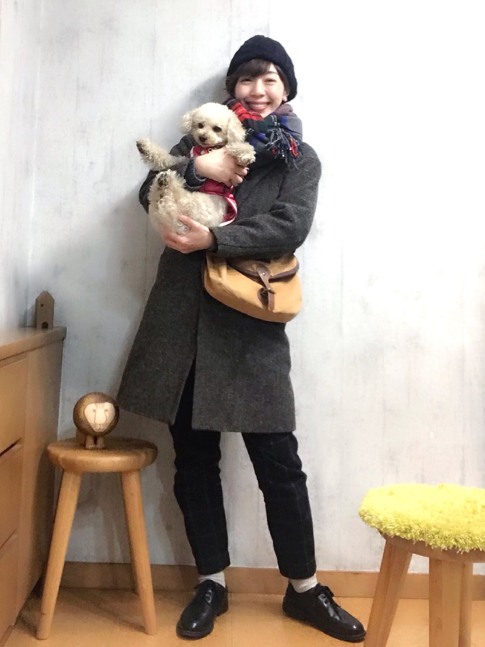 イエロー系のショルダーバッグ、ブラック系のその他パンツ、ブラウン系のテーラードジャケットを着用したレディースの冬コーディネートの1枚目の写真