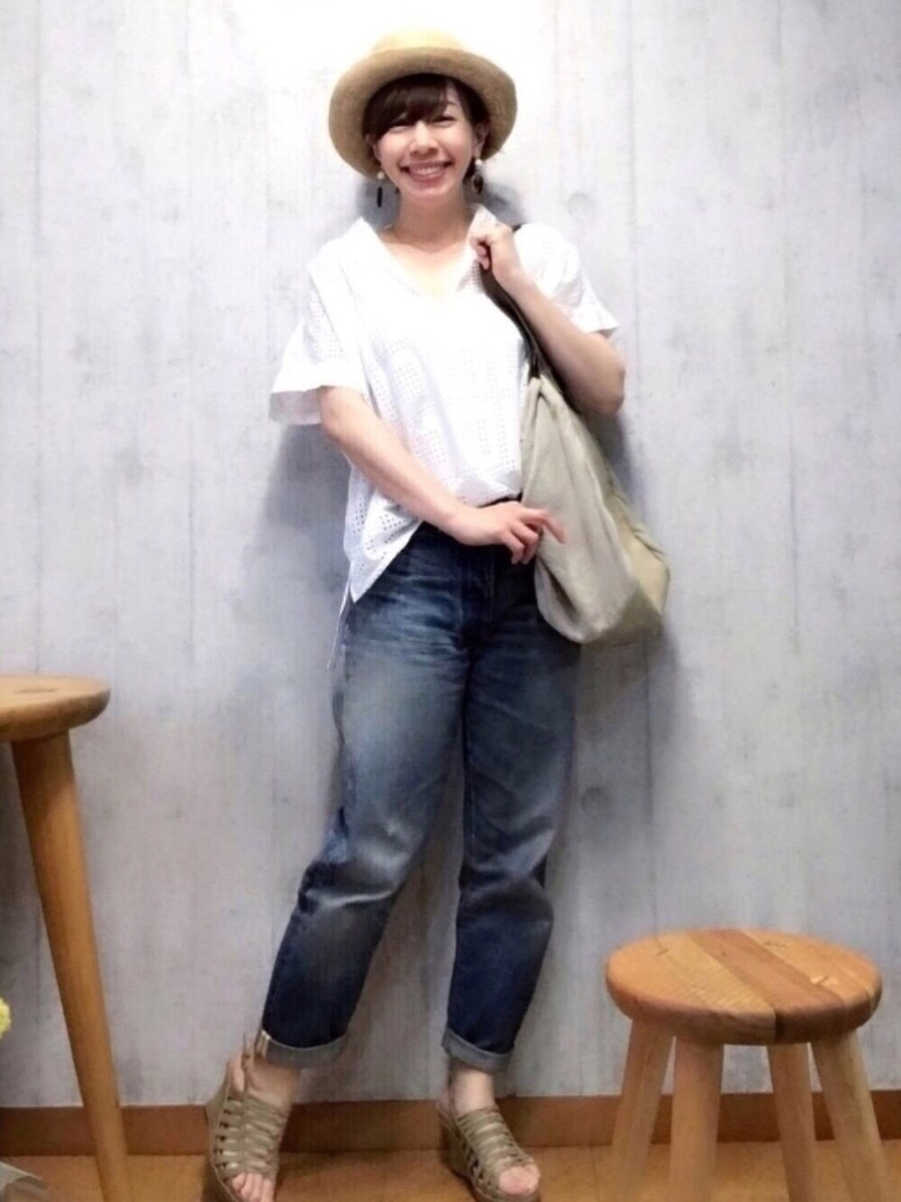 ホワイト系のシャツ/ブラウス、ブルー系のデニムパンツ、ベージュ系のトートバッグを着用したレディースの春コーディネートの1枚目の写真