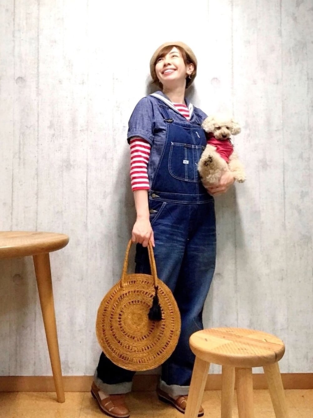 ブルー系のサロペット/オーバーオール、レッド系のTシャツ/カットソー、ブルー系のシャツ/ブラウスを着用したレディースの夏コーディネートの1枚目の写真