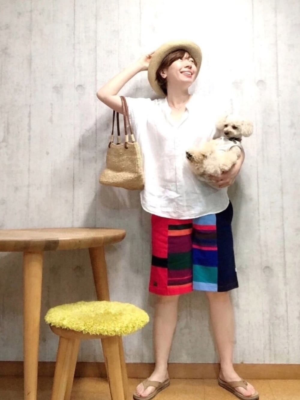 その他のその他パンツ、ベージュ系のかごバッグ、ベージュ系のサンダルを着用したレディースの夏コーディネートの1枚目の写真