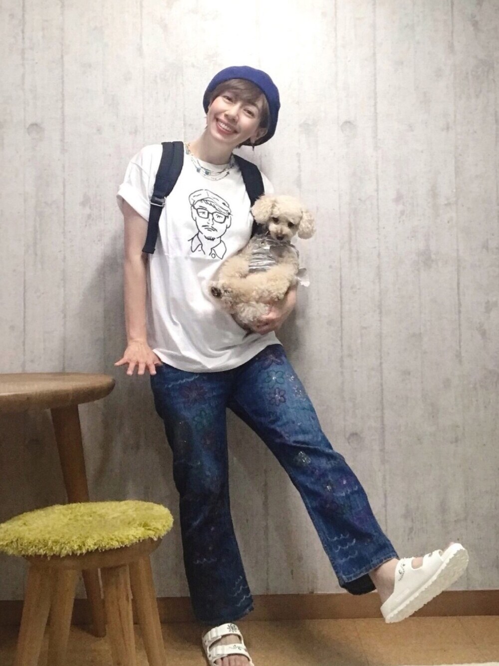 ホワイト系のTシャツ/カットソー、ブルー系のデニムパンツ、ホワイト系のサンダルを着用したレディースの夏コーディネートの1枚目の写真