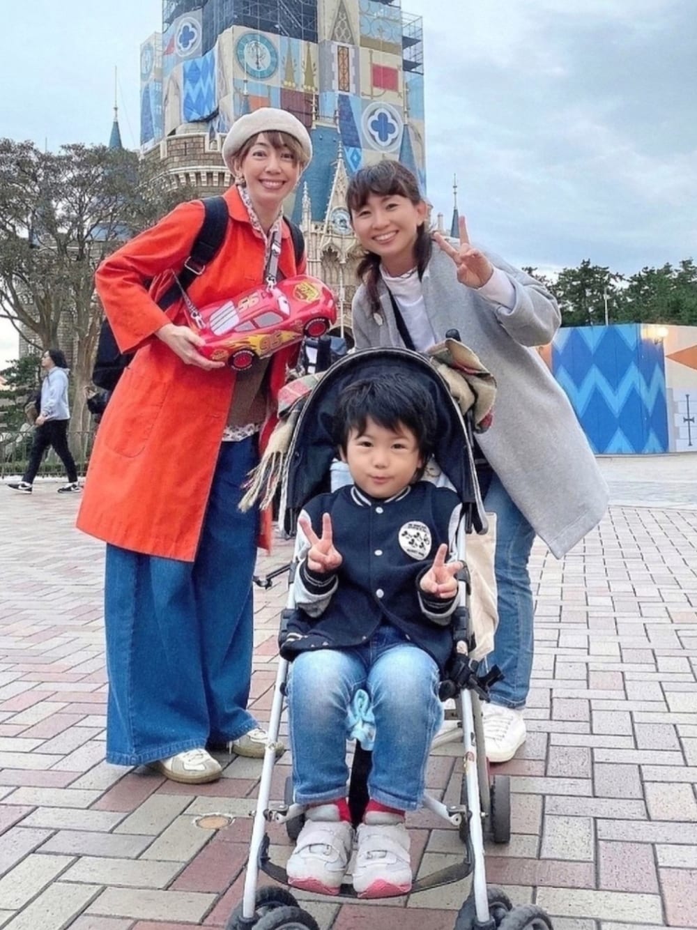 ブルー系のその他、その他のその他、ブラウン系のその他を着用したレディースの秋コーディネートの1枚目の写真