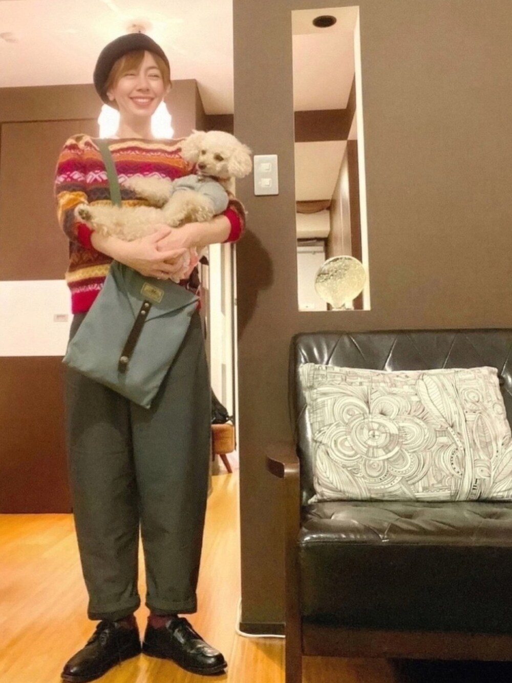 レッド系のニット/セーター、グレー系のその他パンツ、ブラック系のドレスシューズを着用したレディースの秋コーディネートの1枚目の写真