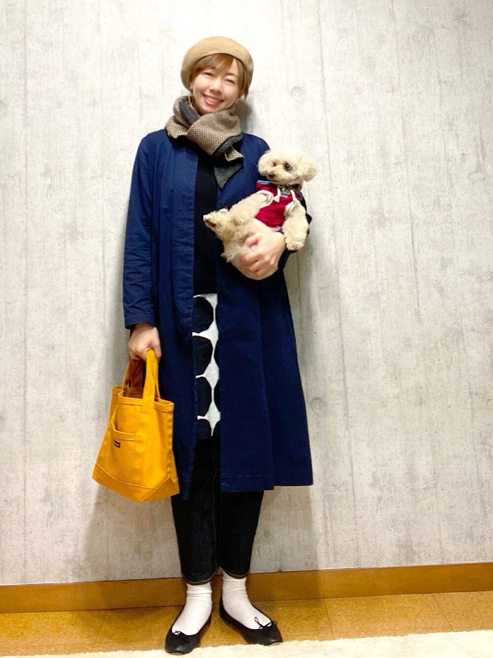 ブルー系のその他アウター、ブラック系のベスト、ブラック系のワンピースを着用したレディースの冬コーディネートの1枚目の写真