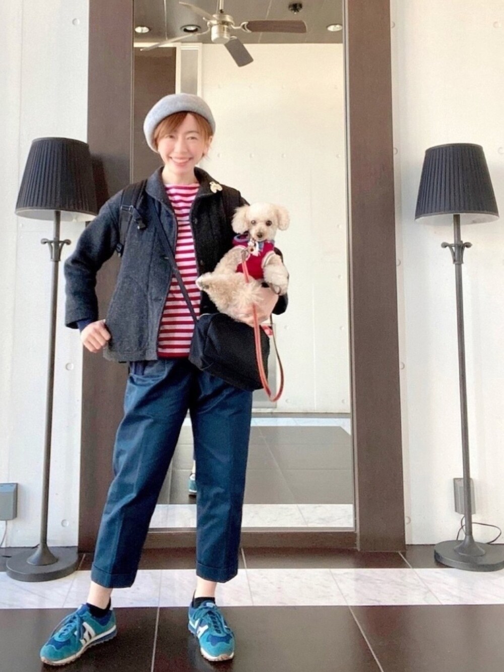 グレー系のその他アウター、レッド系のTシャツ/カットソー、ブラック系のショルダーバッグを着用したレディースの春コーディネートの1枚目の写真