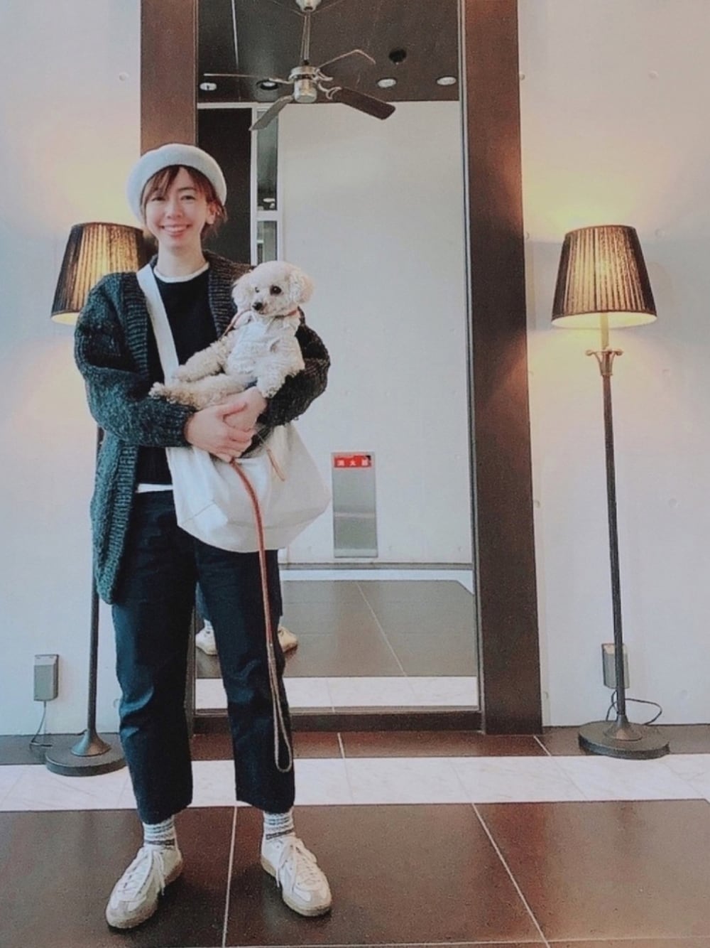 グレー系のカーディガン/ボレロ、ブラック系のベスト、ホワイト系のTシャツ/カットソーを着用したレディースの春コーディネートの1枚目の写真